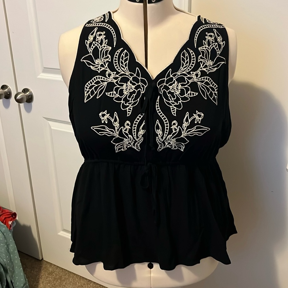 Maurice’s Sleeveless Black Tank with White floral design size 1X NWT